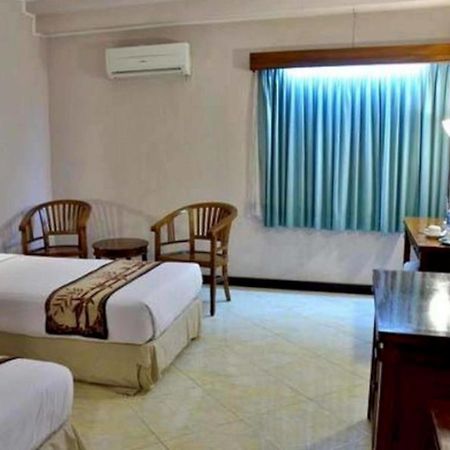 Bahari Inn Tegal Esterno foto