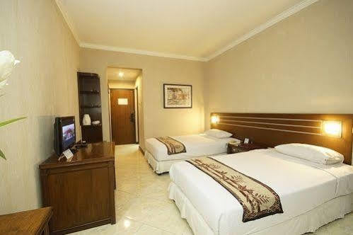 Bahari Inn Tegal Esterno foto